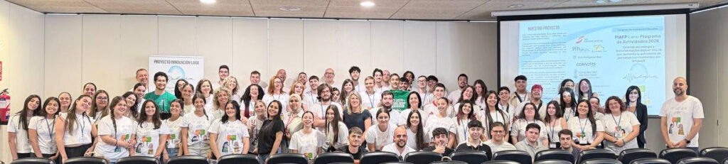 Foto grupal con coordinadores, alumnado y asistentes  